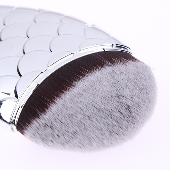 Colorful Mermaid Foundation Makeup Brush - Picture 2 of 3